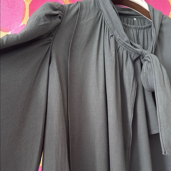 ❤️ NEW Ulla Johnson Grey Silk top tie knot - Picture 2 of 7